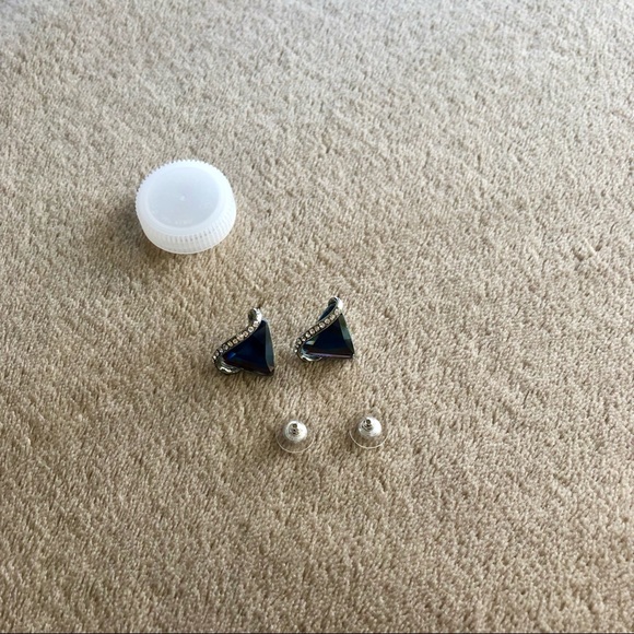 ✨2/$7✨ Earrings: Triangle Earrings, Gray, 1 pair 🛍 Bundle Me! - Picture 2 of 9